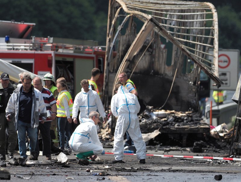 18 νεκροί στο φοβερό τροχαίο με λεωφορείο και φορτηγό στη Βαυαρία [εικόνες & βίντεο] | iefimerida.gr 1
