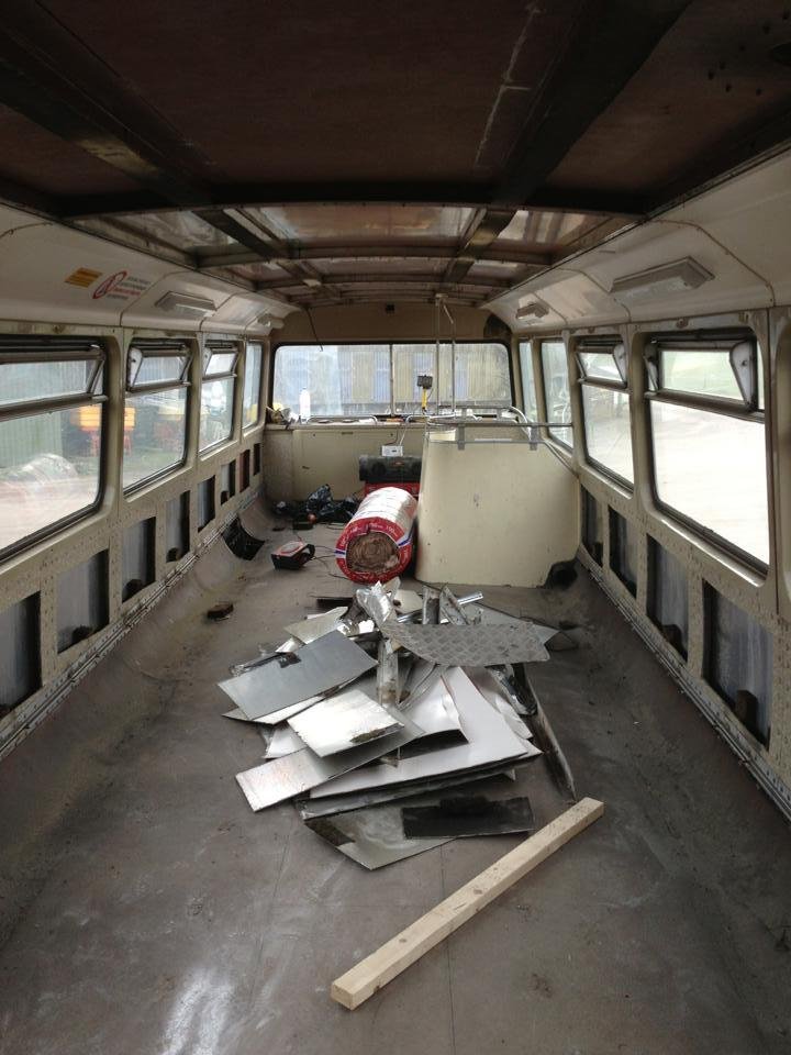 Αγόρασε ένα λεωφορείο στο eBay και το έκανε υπέροχο ξενοδοχείο [εικόνες] | iefimerida.gr 2