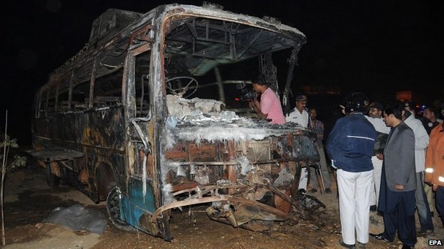 Απίστευτη τραγωδία στο Πακιστάν -57 νεκροί, ανάμεσά τους παιδιά, σε σύγκρουση λεωφορείου με βυτιοφόρο [εικόνες] | iefimerida.gr 2