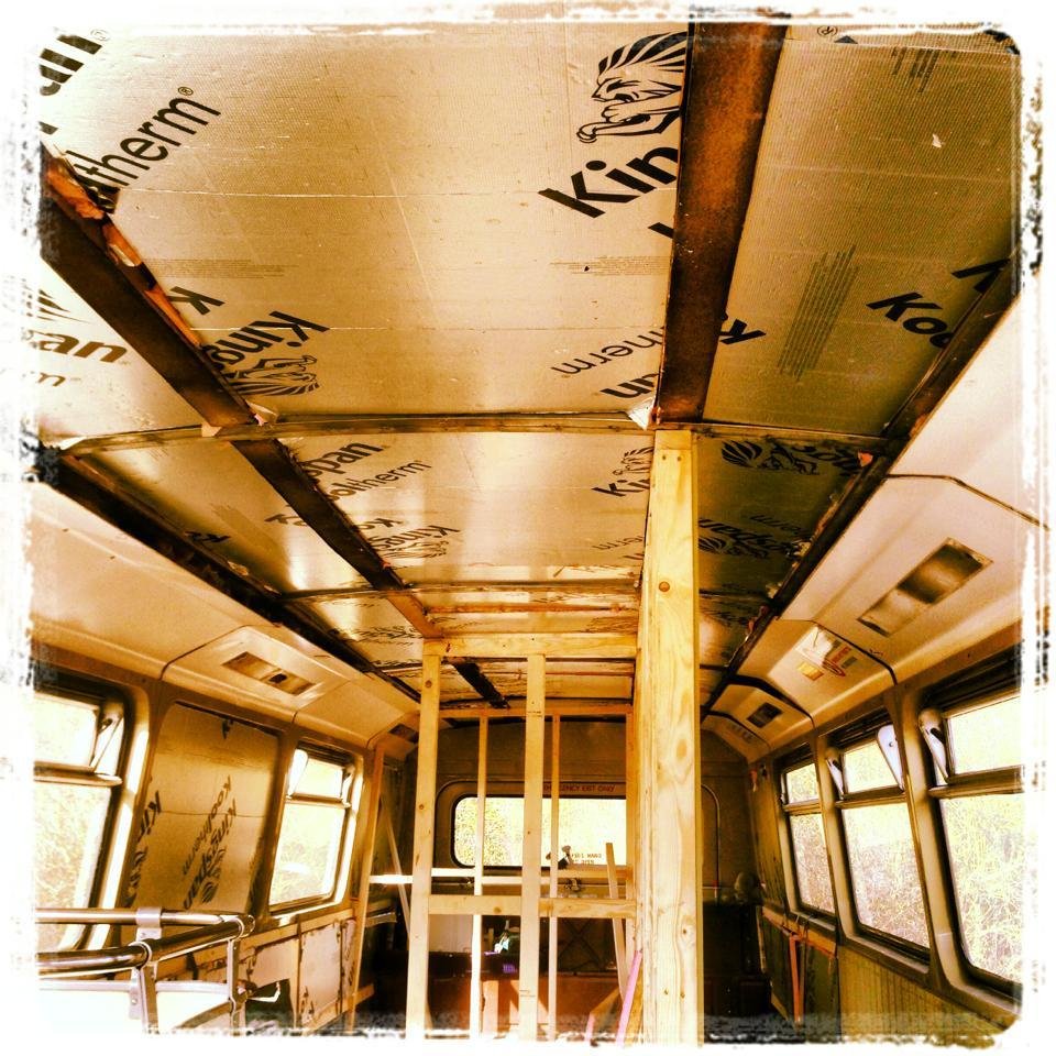 Αγόρασε ένα λεωφορείο στο eBay και το έκανε υπέροχο ξενοδοχείο [εικόνες] | iefimerida.gr 3