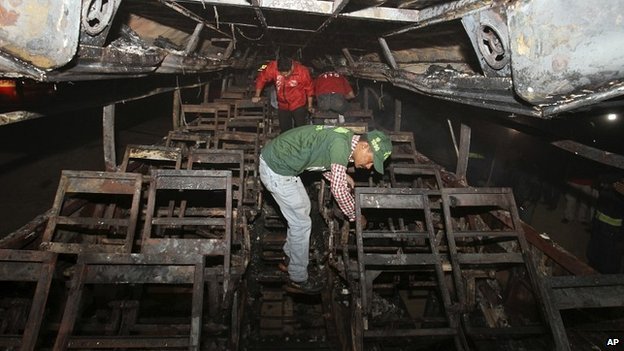 Απίστευτη τραγωδία στο Πακιστάν -57 νεκροί, ανάμεσά τους παιδιά, σε σύγκρουση λεωφορείου με βυτιοφόρο [εικόνες] | iefimerida.gr 3