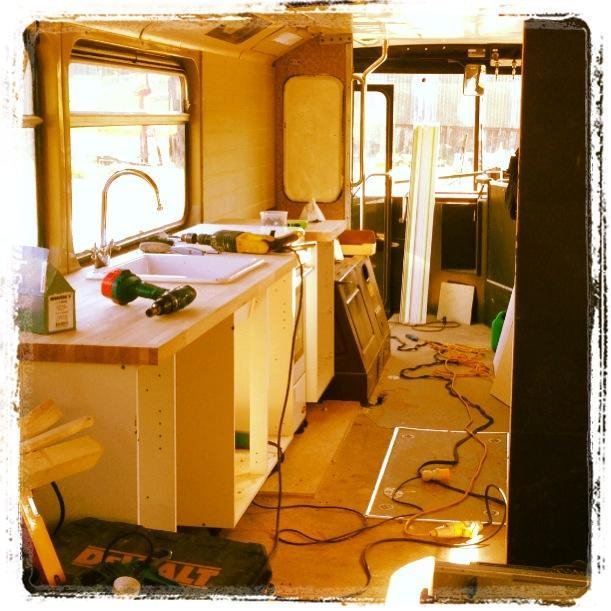 Αγόρασε ένα λεωφορείο στο eBay και το έκανε υπέροχο ξενοδοχείο [εικόνες] | iefimerida.gr 4