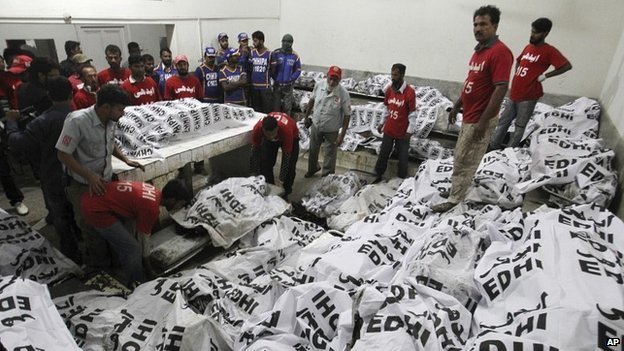 Απίστευτη τραγωδία στο Πακιστάν -57 νεκροί, ανάμεσά τους παιδιά, σε σύγκρουση λεωφορείου με βυτιοφόρο [εικόνες] | iefimerida.gr 4