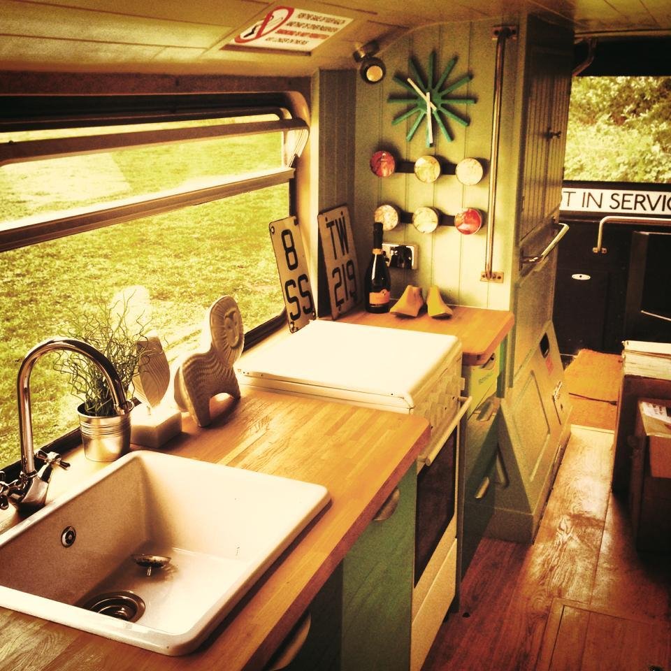 Αγόρασε ένα λεωφορείο στο eBay και το έκανε υπέροχο ξενοδοχείο [εικόνες] | iefimerida.gr 8