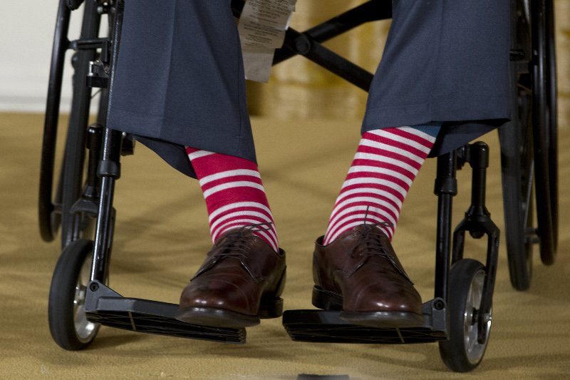 Ο Μπιλ Κλίντον χάρισε στον Τζορτζ Μπους πολύχρωμες κάλτσες -Η παράξενη συλλογή του πρώην προέδρου [εικόνες] | iefimerida.gr 2