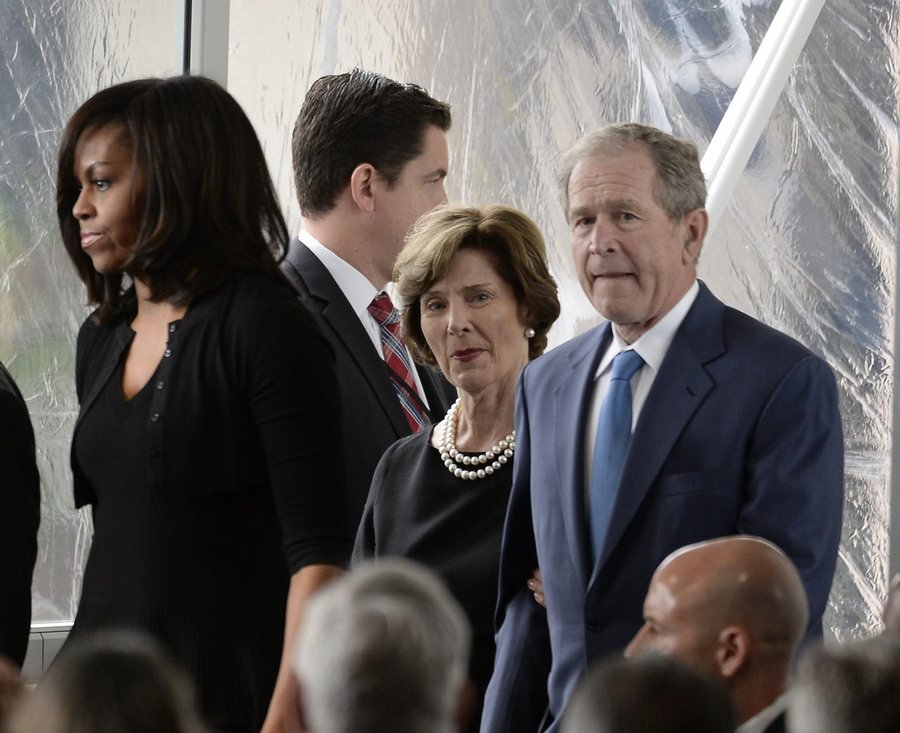 Κοροϊδεύουν τον Τζορτζ Μπους επειδή έβαψε το μαλλί «κομοδινί» [εικόνες] | iefimerida.gr 0