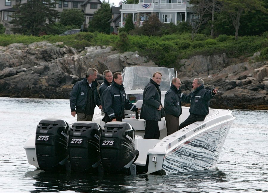 Οταν οι Μπους πήγαν για ψάρεμα με τον Πούτιν: Πώς τον τρόμαξαν και πώς εκείνος τους έβαλε τα γυαλιά [εικόνες] | iefimerida.gr 1