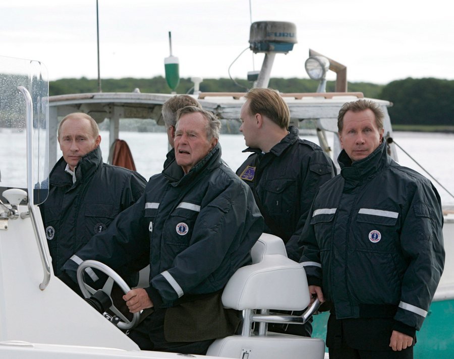 Οταν οι Μπους πήγαν για ψάρεμα με τον Πούτιν: Πώς τον τρόμαξαν και πώς εκείνος τους έβαλε τα γυαλιά [εικόνες] | iefimerida.gr 2