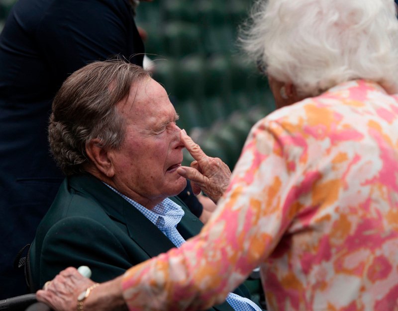 Η συγκινητική ιστορία αγάπης του Τζορτζ και της Μπάρμπαρα Μπους -73 χρόνια γάμου, ένας τρελός έρωτας [εικόνες] | iefimerida.gr 9