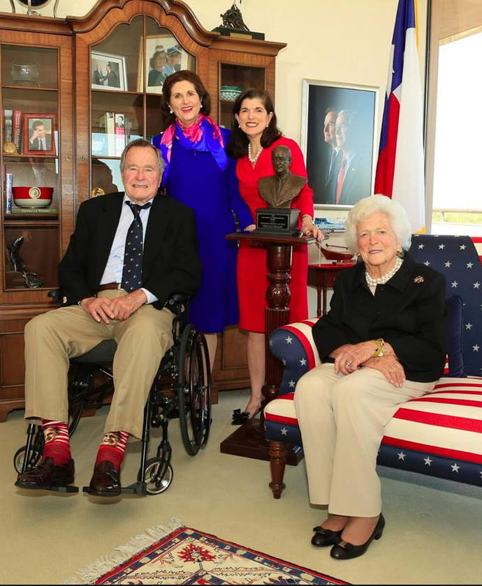 Πρώην πρόεδρος των ΗΠΑ φοράει κάλτσες με τη... φωτογραφία του -Αγριο «κράξιμο» στο διαδίκτυο [εικόνα] | iefimerida.gr 0