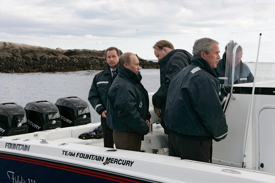 Οταν οι Μπους πήγαν για ψάρεμα με τον Πούτιν: Πώς τον τρόμαξαν και πώς εκείνος τους έβαλε τα γυαλιά [εικόνες] | iefimerida.gr 0