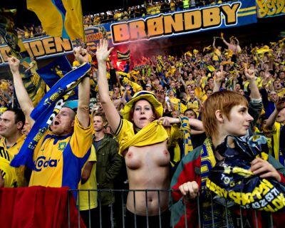 Πανηγυρίζει γιατί κέρδισε η ομάδα της μένοντας γυμνόστηθη [βίντεο&εικόνα] | iefimerida.gr 0