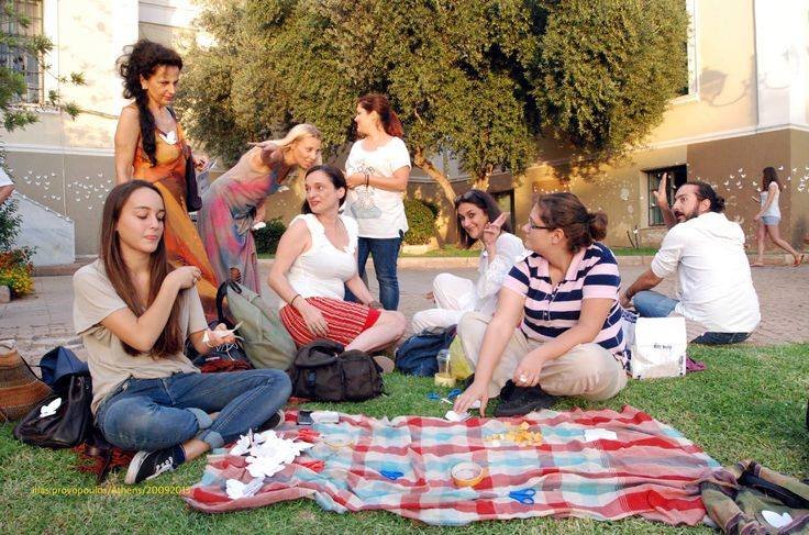 Ο Νεπαλέζος καλλιτέχνης που γέμισε την Αθήνα με λευκές πεταλούδες σπάζοντας το γκρίζο της πόλης [εικόνες]  | iefimerida.gr 0