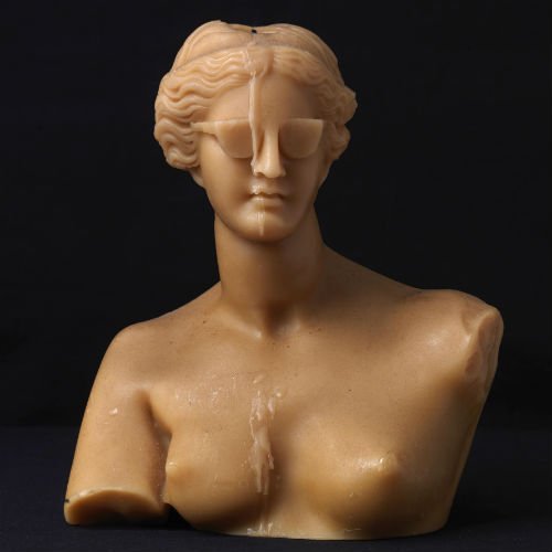 Ο δήμαρχος Μπουτάρης εκθέτει τα κιτς αντικείμενά του στου Ψυρρή [εικόνες] | iefimerida.gr 0