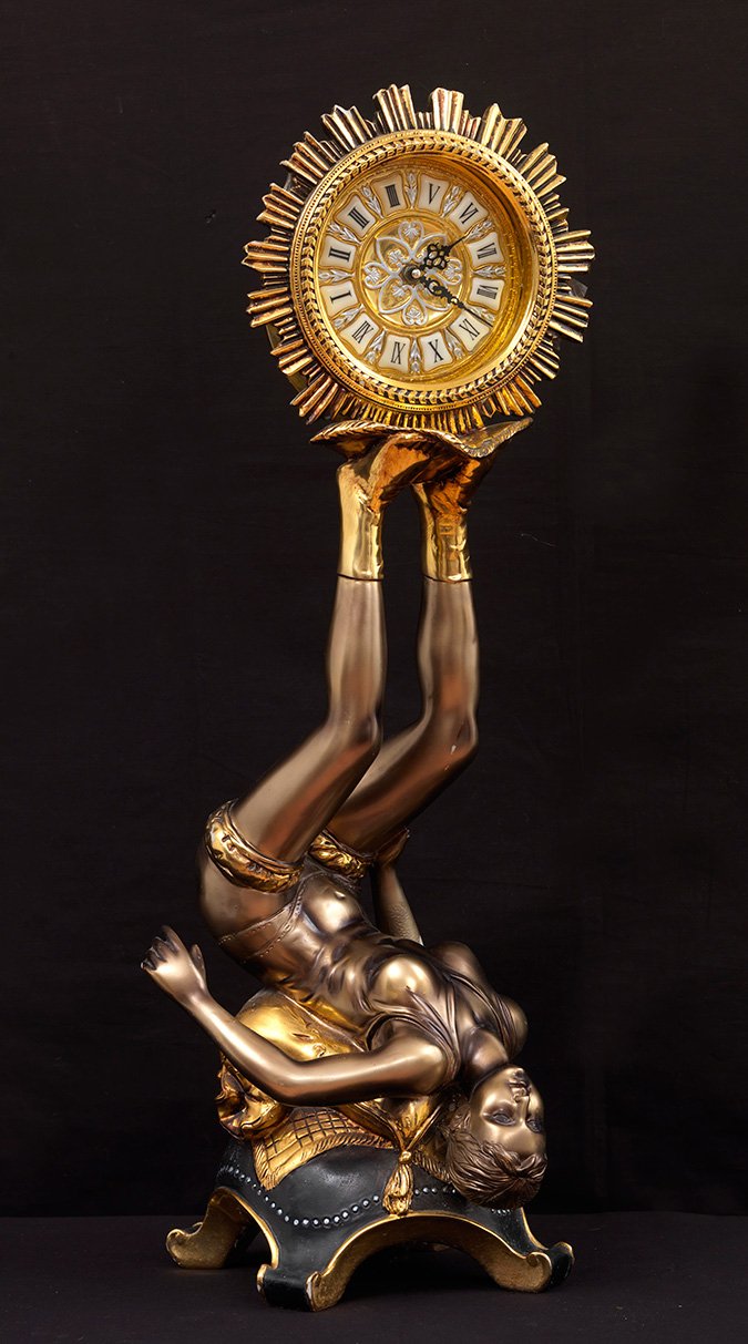 Ο δήμαρχος Μπουτάρης εκθέτει τα κιτς αντικείμενά του στου Ψυρρή [εικόνες] | iefimerida.gr 2