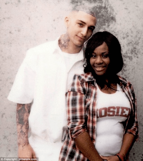 Σοκ: Μητέρα εγκαταλείπει τα παιδιά της στη Βρετανία για να παντρευτεί στις ΗΠΑ έναν κατάδικο [εικόνες] | iefimerida.gr 2