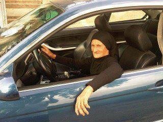 Γιαγιά «κάγκουρας» με τσεμπέρι κάνει το γύρο του ελληνικού Twitter και «τα σπάει» [εικόνα] | iefimerida.gr 0