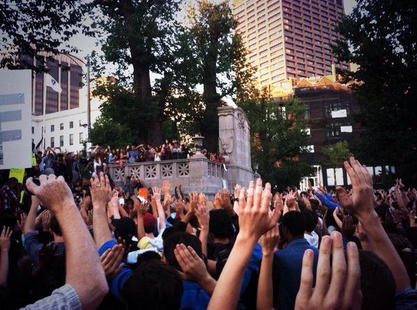 H μορφή διαμαρτυρίας που σαρώνει τις ΗΠΑ -Τι κάνουν οι Αμερικάνοι από πόλη σε πόλη στη μέση του δρόμου [εικόνες] | iefimerida.gr 6