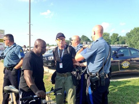 Καίγεται για 11η ημέρα το Φέργκιουσον στις ΗΠΑ: Δακρυγόνα και χημικά από την αστυνομία -Συνελήφθη φωτορεπόρτερ [βίντεο & εικόνες] | iefimerida.gr 12