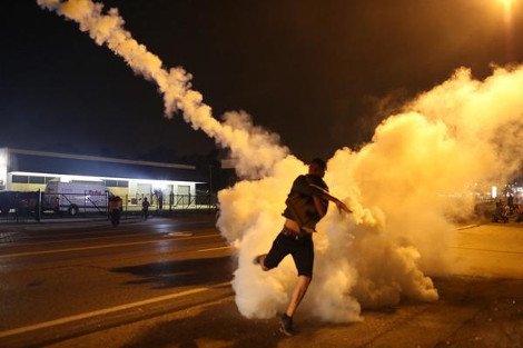 Καίγεται για 11η ημέρα το Φέργκιουσον στις ΗΠΑ: Δακρυγόνα και χημικά από την αστυνομία -Συνελήφθη φωτορεπόρτερ [βίντεο & εικόνες] | iefimerida.gr 6