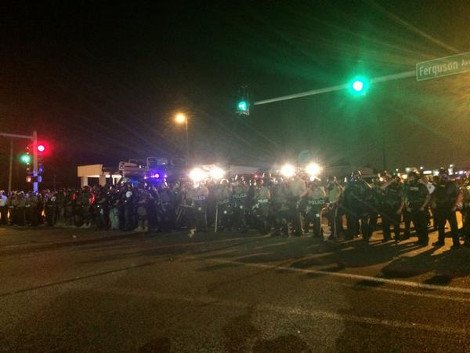 Καίγεται για 11η ημέρα το Φέργκιουσον στις ΗΠΑ: Δακρυγόνα και χημικά από την αστυνομία -Συνελήφθη φωτορεπόρτερ [βίντεο & εικόνες] | iefimerida.gr 11