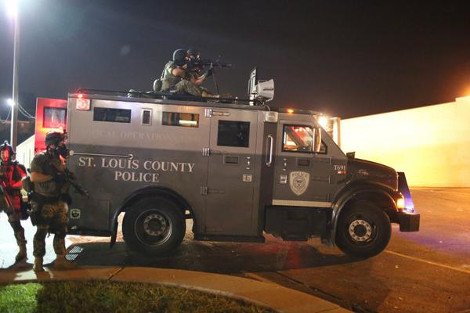 Καίγεται για 11η ημέρα το Φέργκιουσον στις ΗΠΑ: Δακρυγόνα και χημικά από την αστυνομία -Συνελήφθη φωτορεπόρτερ [βίντεο & εικόνες] | iefimerida.gr 10