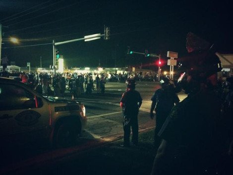 Καίγεται για 11η ημέρα το Φέργκιουσον στις ΗΠΑ: Δακρυγόνα και χημικά από την αστυνομία -Συνελήφθη φωτορεπόρτερ [βίντεο & εικόνες] | iefimerida.gr 9