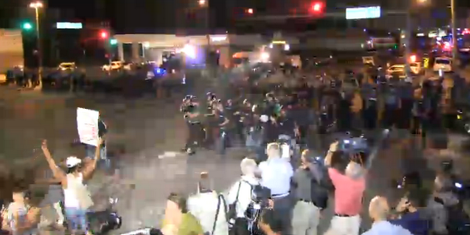 Καίγεται για 11η ημέρα το Φέργκιουσον στις ΗΠΑ: Δακρυγόνα και χημικά από την αστυνομία -Συνελήφθη φωτορεπόρτερ [βίντεο & εικόνες] | iefimerida.gr 8