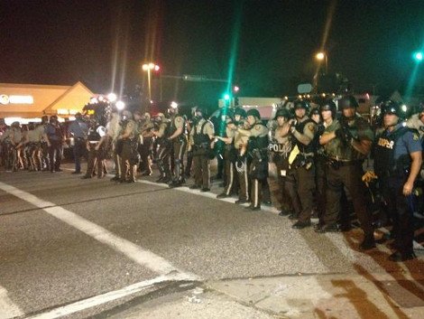 Καίγεται για 11η ημέρα το Φέργκιουσον στις ΗΠΑ: Δακρυγόνα και χημικά από την αστυνομία -Συνελήφθη φωτορεπόρτερ [βίντεο & εικόνες] | iefimerida.gr 4