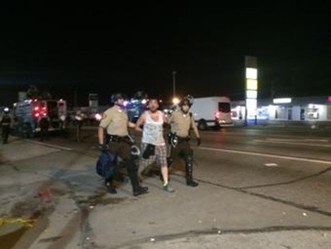 Καίγεται για 11η ημέρα το Φέργκιουσον στις ΗΠΑ: Δακρυγόνα και χημικά από την αστυνομία -Συνελήφθη φωτορεπόρτερ [βίντεο & εικόνες] | iefimerida.gr 3