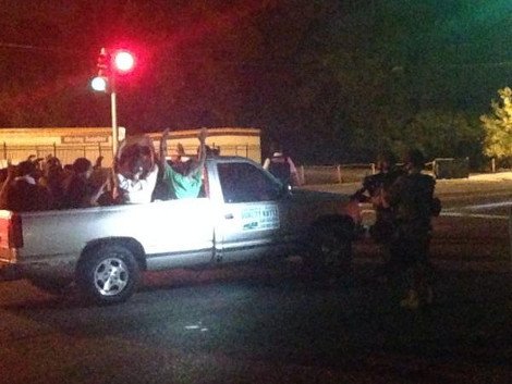 Καίγεται για 11η ημέρα το Φέργκιουσον στις ΗΠΑ: Δακρυγόνα και χημικά από την αστυνομία -Συνελήφθη φωτορεπόρτερ [βίντεο & εικόνες] | iefimerida.gr 1