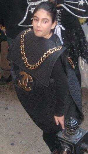 Ντύνουν τα παιδιά τους τσάντες Chanel και τα παίρνουν από το χέρι [εικόνες] | iefimerida.gr 3