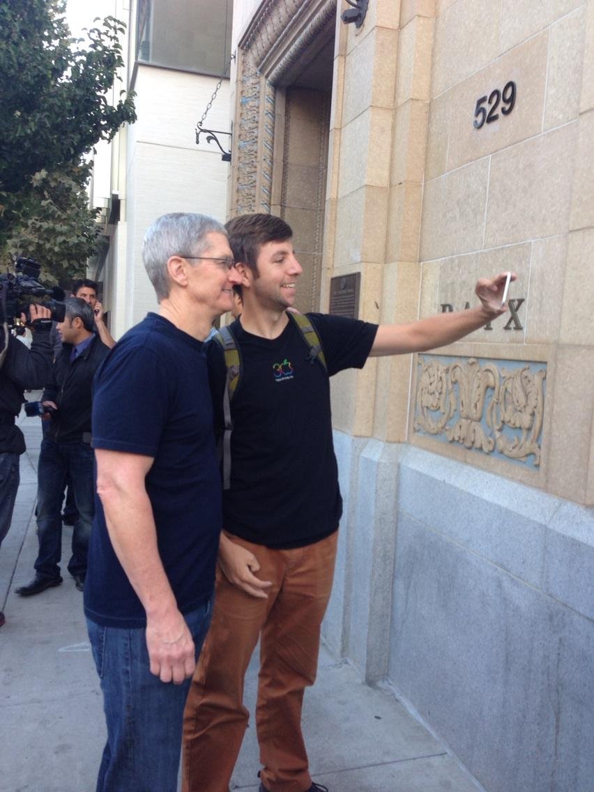 H έκπληξη του Τιμ Κουκ -Ο CEO της Apple στήθηκε στην ουρά για το νέο iPhone [εικόνες&βίντεο] | iefimerida.gr 1