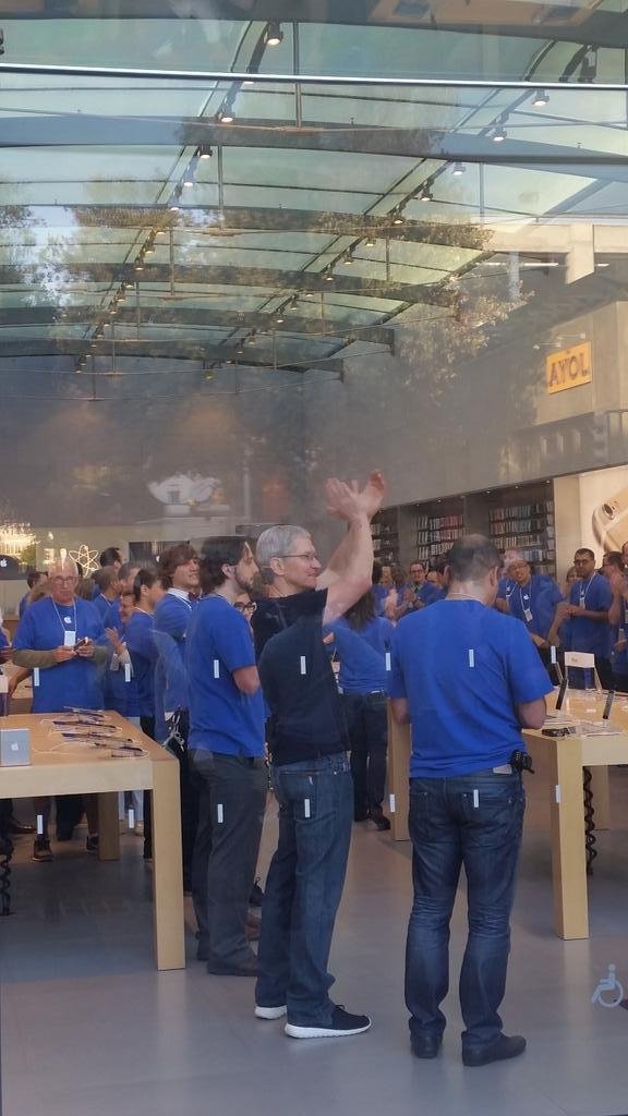 H έκπληξη του Τιμ Κουκ -Ο CEO της Apple στήθηκε στην ουρά για το νέο iPhone [εικόνες&βίντεο] | iefimerida.gr 2