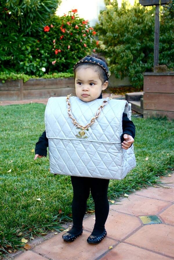 Ντύνουν τα παιδιά τους τσάντες Chanel και τα παίρνουν από το χέρι [εικόνες] | iefimerida.gr 2