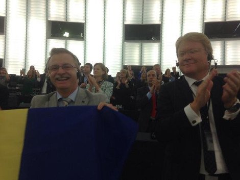 Επικυρώθηκε η συμφωνία σύνδεσης Ουκρανίας-ΕΕ: «Πληρώσαμε υψηλό τίμημα για να γίνουμε Ευρωπαίοι» είπε ο Ποροσένκο [εικόνες] | iefimerida.gr 3