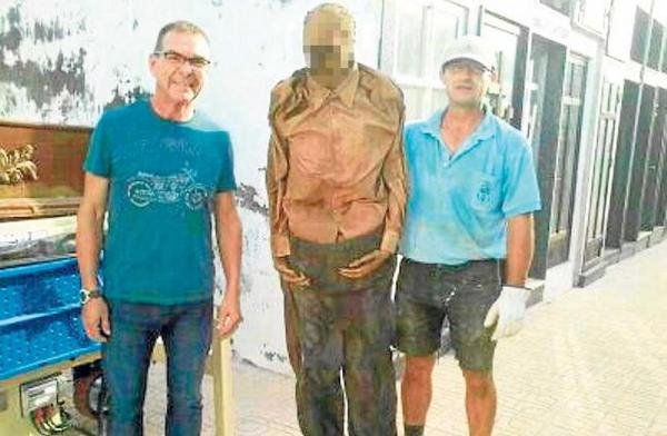 Νεκροθάφτης έβγαλε selfie με τον... πελάτη του: Μία ανατριχιαστική ιδέα [εικόνα] | iefimerida.gr 0