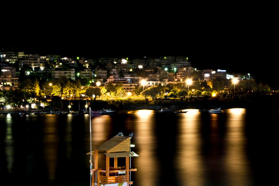 Οταν η οικονομική κρίση και η Πρωτομαγιά μετακομίζουν στις... παραλίες της Βουλιαγμένης [εικόνες] | iefimerida.gr 3