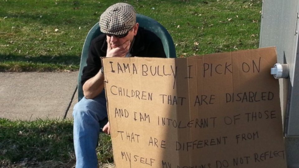 Η πιο περίεργη τιμωρία: Του ζήτησαν να καθίσει σε κεντρικό δρόμο και να κρατάει πινακίδα «Είμαι νταής» [εικόνες] | iefimerida.gr 1