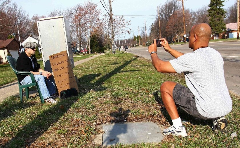 Η πιο περίεργη τιμωρία: Του ζήτησαν να καθίσει σε κεντρικό δρόμο και να κρατάει πινακίδα «Είμαι νταής» [εικόνες] | iefimerida.gr 2