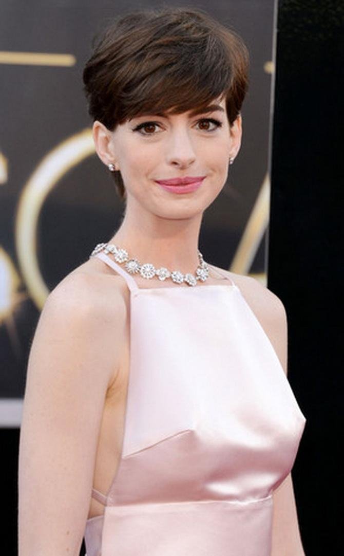 Οι οσκαρικές θηλές της Αν Χάθαγουεϊ που ανατίναξαν το twitter [εικόνες]  | iefimerida.gr 1