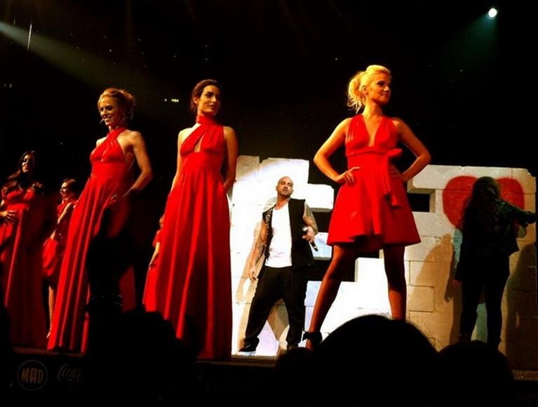 Οι πιο καυτές εμφανίσεις του χθεσινού MadWalk - Ποια βγήκε μέσα από τούρτα [εικόνες+βίντεο]  | iefimerida.gr 6