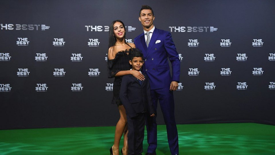 Ο Κριστιάνο Ρονάλντο με τη σύντροφό του στα βραβεία της FIFA [εικόνες] | iefimerida.gr 0