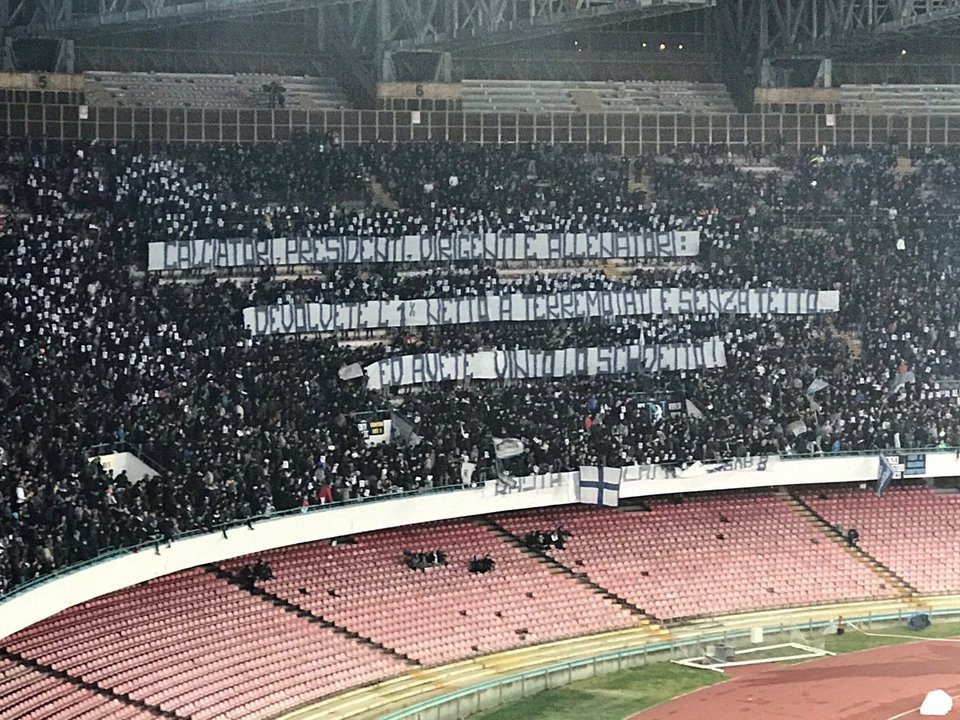 Εκπληκτικό πανό των φίλων της Νάπολι: «Πρόεδροι, προπονητές, παίκτες χαρίστε το 1% των αμοιβών σας σε σεισμοπαθείς και άστεγους» | iefimerida.gr 0