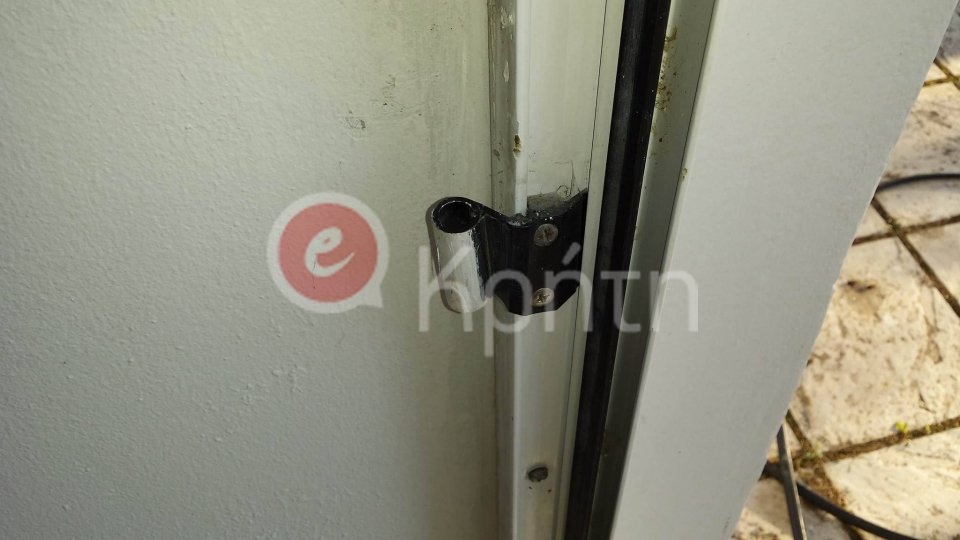 Απίστευτο! Εκλεψαν πόρτα από εκκλησία στην Κρήτη [εικόνες] | iefimerida.gr 0