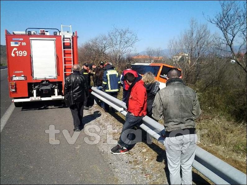 Ανετράπη ΚΤΕΛ στην εθνική οδό: Καλά στην υγεία τους οι επιβάτες [εικόνες] | iefimerida.gr 2