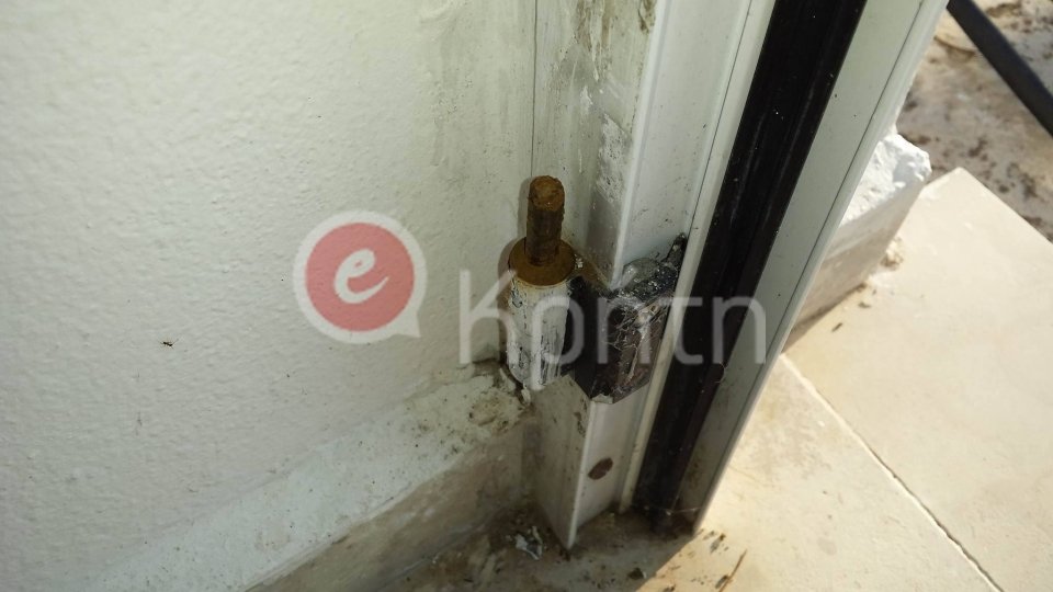 Απίστευτο! Εκλεψαν πόρτα από εκκλησία στην Κρήτη [εικόνες] | iefimerida.gr 2