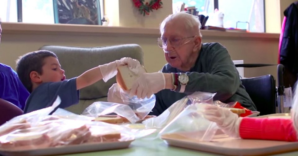 Ενωσαν γηροκομείο και νηπιαγωγείο στο Σιάτλ και το αποτέλεσμα είναι συγκινητικό [εικόνες&βίντεο] | iefimerida.gr 3