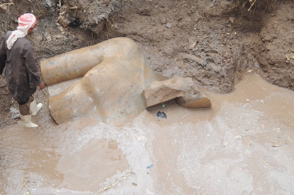 Αίγυπτος: Κολοσσιαίο άγαλμα πιθανότατα του Ραμσή Β΄ βρέθηκε σε  φτωχογειτονιά του Καΐρου [εικόνες] | iefimerida.gr 0