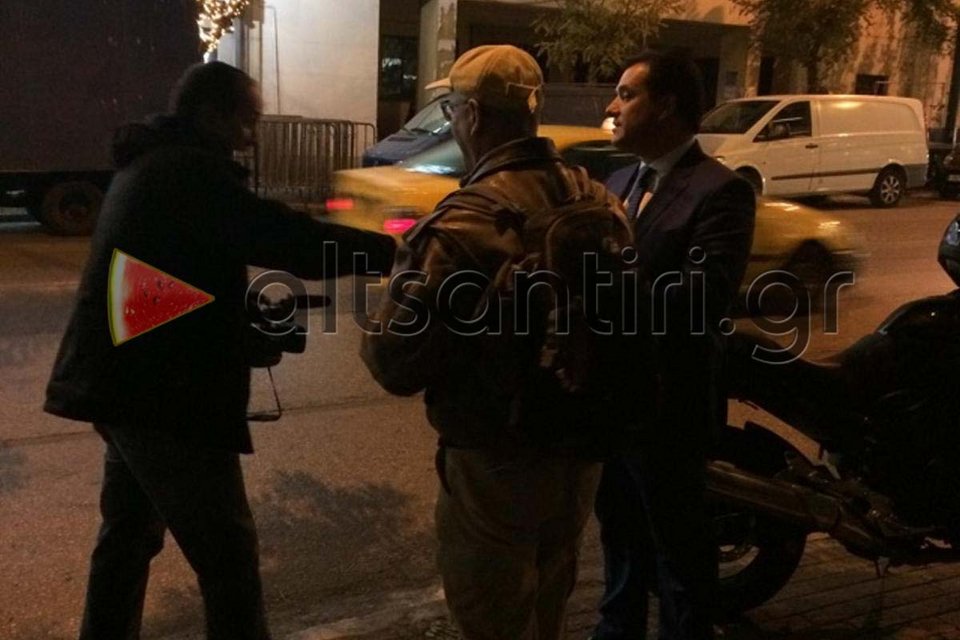 Ο Αδωνις πήγε έξω από το θέατρο του Λαζόπουλου – Διαμαρτυρήθηκε γιατί τον εξύβριζε – Δεν του επέτρεψαν την είσοδο [εικόνες&βίντεο] | iefimerida.gr 4